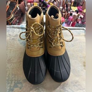Universal Thread Tan and Black Winter Boots